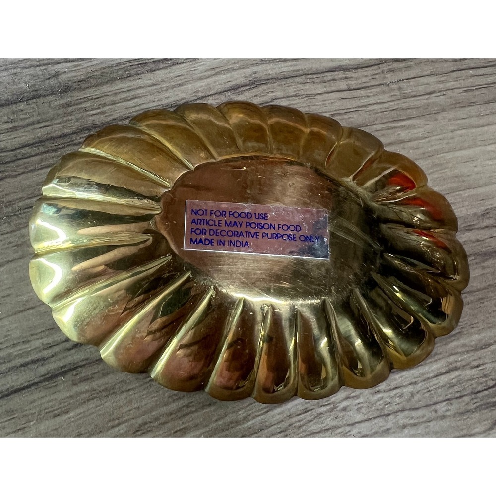 Vintage Brass Decorative Dish Oval Scalloped Edge Floral Center Made India - Picture 2 of 2